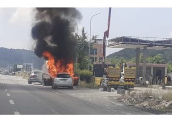 FOTO/ Merr flakë makina në autostradën Tiranë-Durrës, shpëton pa u lënduar shoferja