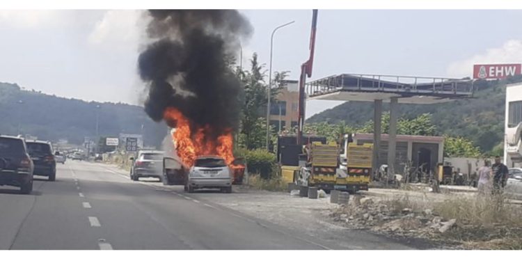 FOTO/ Merr flakë makina në autostradën Tiranë-Durrës, shpëton pa u lënduar shoferja