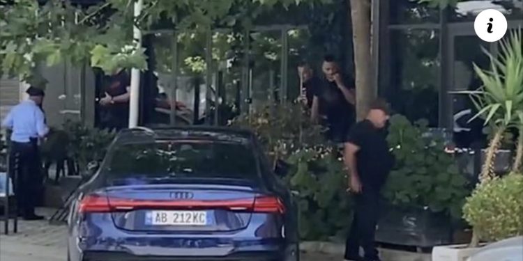 VIDEO/ “Ej, shpejt”! Momenti kur i plagosuri në Vlorë kërkon ndihmë duke çaluar
