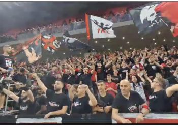 VIDEO/ Tifozët kuq e zi në mbështetje të Kombëtares