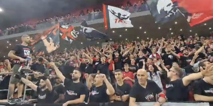 VIDEO/ Tifozët kuq e zi në mbështetje të Kombëtares