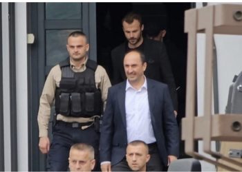 VIDEO/ Makina e ministrit Liburn Aliu u qëllua me bojë dhe vezë nga serbët