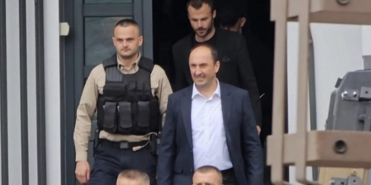 VIDEO/ Makina e ministrit Liburn Aliu u qëllua me bojë dhe vezë nga serbët