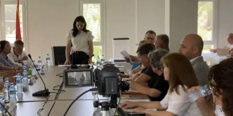 “Ku është Fredi?”/ Mbështetësit e Belerit futen brenda bashkisë Himarë