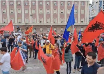 VIDEO/ Rrëmbimi 3 policëve të Kosovës, protestë para Kryeministrisë në Tiranë