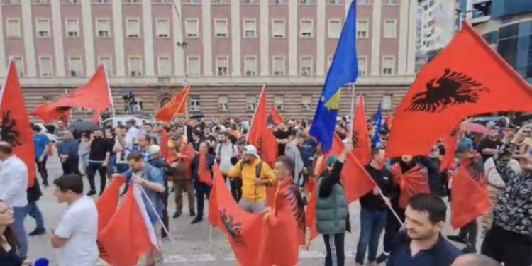 VIDEO/ Rrëmbimi 3 policëve të Kosovës, protestë para Kryeministrisë në Tiranë