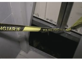 Tmerr! Ashensori zë poshtë dy punëtorë