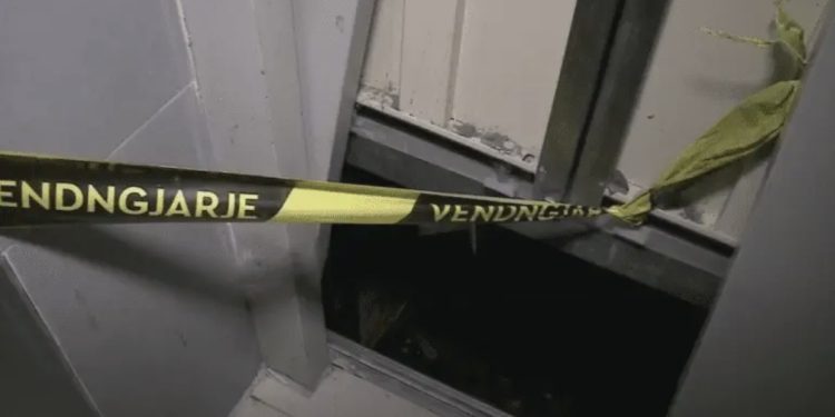 Tmerr! Ashensori zë poshtë dy punëtorë