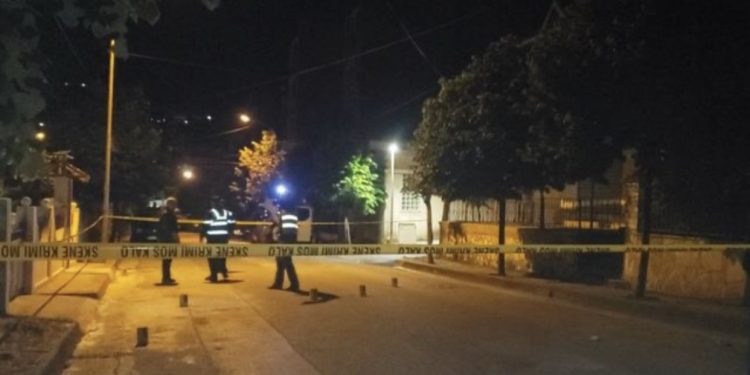 Sherri për një vajzë! U qëllua me kallash, i riu humb njërën nga këmbët