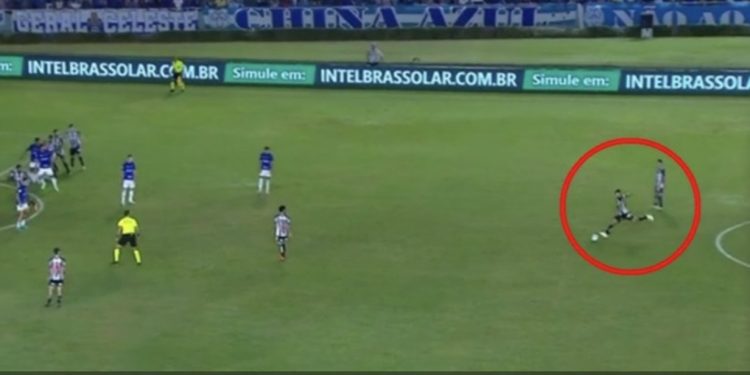 VIDEO/ Gol nga mesi i fushës, Hulk-u i befason të gjithë