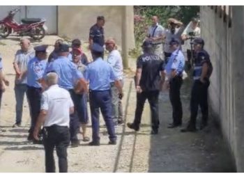 Nis me tensione mbledhja e Këshillit Bashkiak të Himarës, mbështetësit e Belerit kërkojnë të nxjerrin punonjësit jashtë