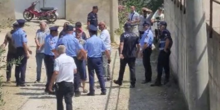 Nis me tensione mbledhja e Këshillit Bashkiak të Himarës, mbështetësit e Belerit kërkojnë të nxjerrin punonjësit jashtë