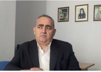 FOTO/ Zyrtari i lartë grek viziton Belerin në burg, “bën presion” me foton e Metsolas