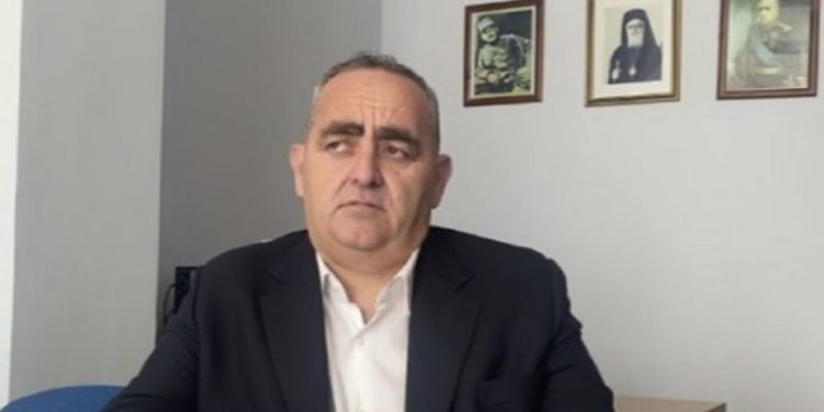 FOTO/ Zyrtari i lartë grek viziton Belerin në burg, “bën presion” me foton e Metsolas