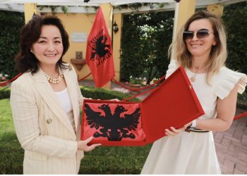 FOTO/ Përfundoi mandatin, stafi i ambasadës dhurata për Yuri Kim