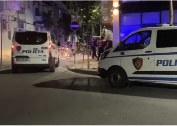 Aksident i rëndë në Rrëshen, të plagosurit të bllokuar brenda makinave