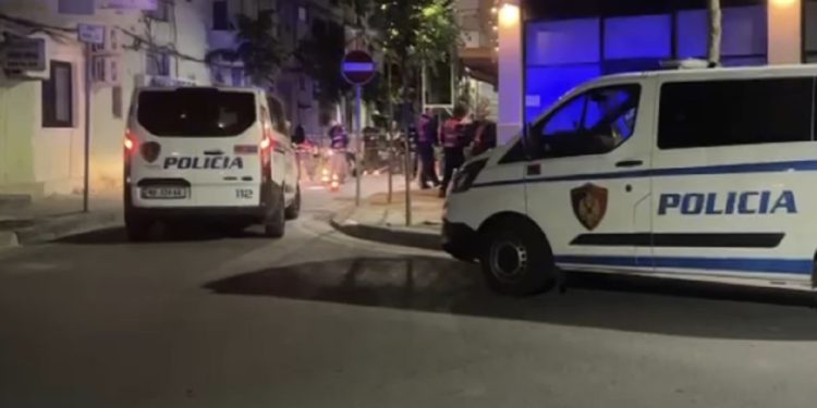 Aksident i rëndë në Rrëshen, të plagosurit të bllokuar brenda makinave