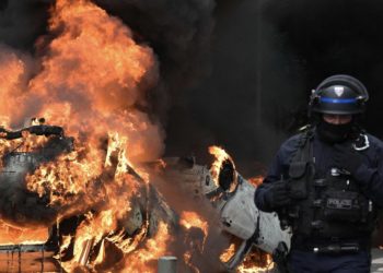 Parisi në flakë, Macron përpiqet të ndalojë trazirat, 40 mijë policë të mobilizuar: Pse Franca po kthehet te kaosi i 2005