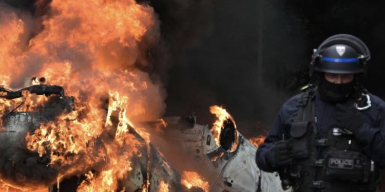 Parisi në flakë, Macron përpiqet të ndalojë trazirat, 40 mijë policë të mobilizuar: Pse Franca po kthehet te kaosi i 2005