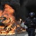 Parisi në flakë, Macron përpiqet të ndalojë trazirat, 40 mijë policë të mobilizuar: Pse Franca po kthehet te kaosi i 2005