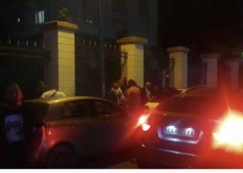 VIDEO/ Sharje dhe ofendime! Militantët e Bashës ndjekin deputetët në errësirë