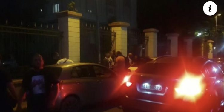 VIDEO/ Sharje dhe ofendime! Militantët e Bashës ndjekin deputetët në errësirë