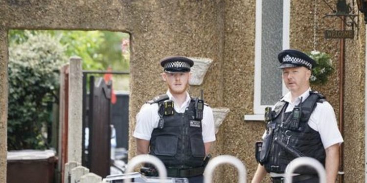 Mister në Londër, katër persona janë gjetur të vdekur në një apartament, mes tyre dy fëmijë