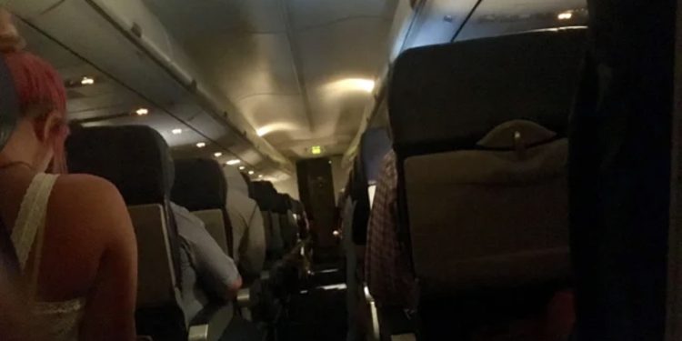 “Më dukej vetja sikur isha në film”/ Mjeku shqiptar i shpëton jetën pasagjeres në avion: Ishin minuta të vështira
