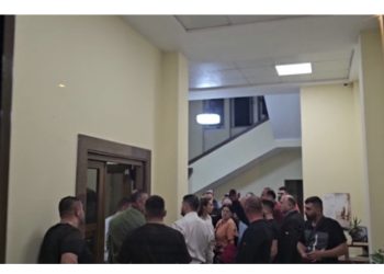 “Plas” në mbledhjen e kryesisë së PD, mbështetësit e Bashës tentojnë të godasin deputetët