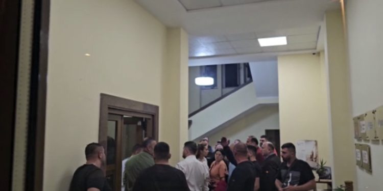 “Plas” në mbledhjen e kryesisë së PD, mbështetësit e Bashës tentojnë të godasin deputetët