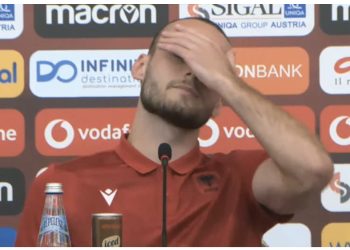 VIDEO/ “Më falni se nuk jam mësuar”, mbrojtësin kuqezi e kapin emocionet gjatë konferencës