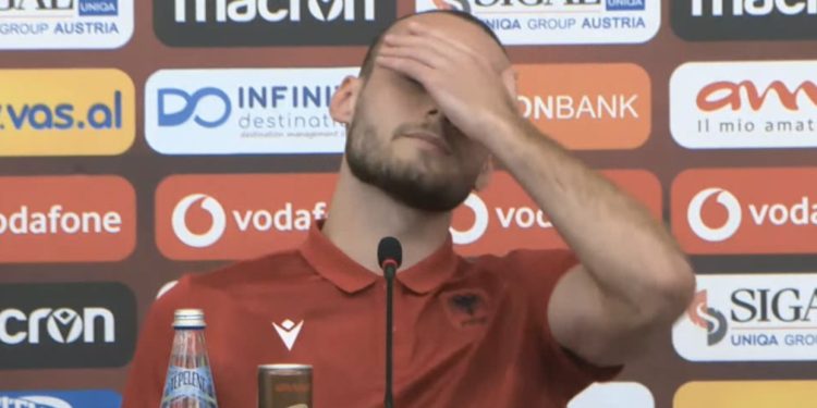 VIDEO/ “Më falni se nuk jam mësuar”, mbrojtësin kuqezi e kapin emocionet gjatë konferencës