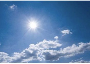 Zonat bregdetare “çlirohen” nga shirat, temperaturat shkojnë deri në 30 gradë