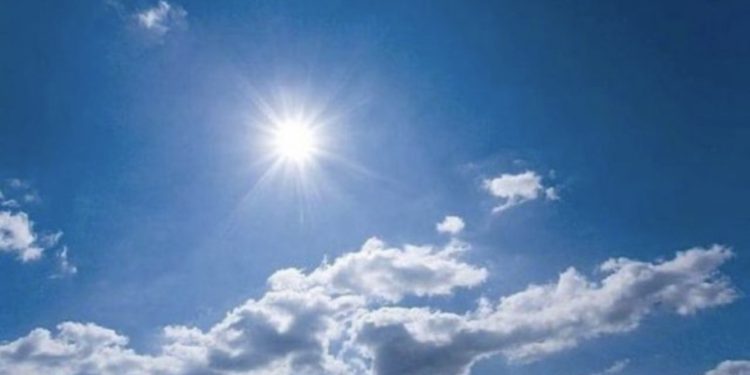 Zonat bregdetare “çlirohen” nga shirat, temperaturat shkojnë deri në 30 gradë