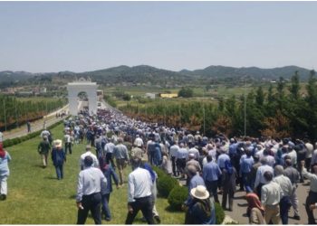 FOTO/ E shtrirë në tokë! Momenti kur vajzës i bie të fikët jashtë kampit