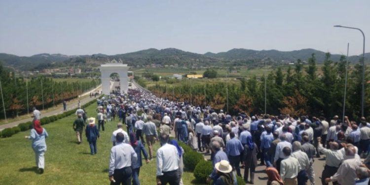 FOTO/ E shtrirë në tokë! Momenti kur vajzës i bie të fikët jashtë kampit
