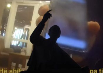 Kush është politikani që po shantazhohet për video intime?