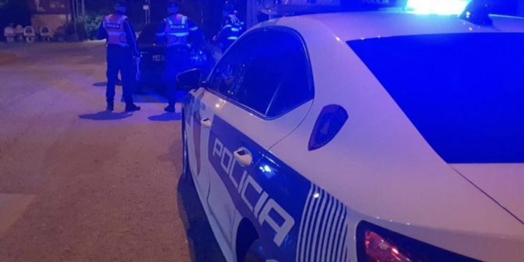 EMRI/ U qëllua me 3 plumba në sy të gruas e fëmijës, kush është 50-vjeçari që u plagos në Shijak