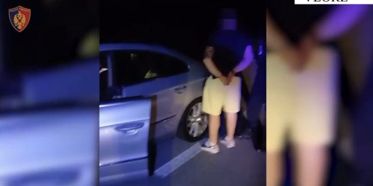 VIDEO/ Ndjekje dhe pritë në mesnatë në Vlorë! “BMW”-ja plot me emigrantë
