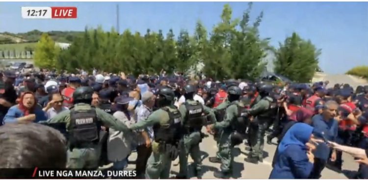 Muxhahedinët nxjerrin RENEA-n nga kampi në Durrës