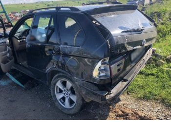 “BMW X5”-sa doli nga rruga në Tiranë/ Ky është i riu që vdiq dhe dy të plagosurit