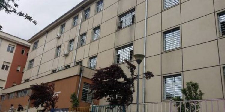 Djali i deputetit socialist dhunon mjekët dhe arratiset nga spitali psikiatrik