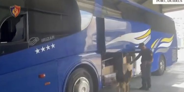 VIDEO/ Bllokohet autobusi me 100 mijë euro në Durrës