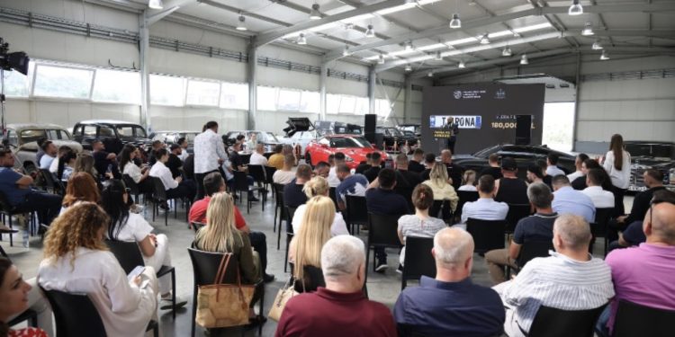 Ankandi i parë/ Targat e personalizuara, 430 mijë lekë për ‘ZZ77ZZ’ dhe ‘1K1NG’!