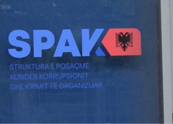 Gazetari godet fort: Mos u merrni me Tahiri, por shikoni sesi SPAK po mban qindra njerëz në burg kot