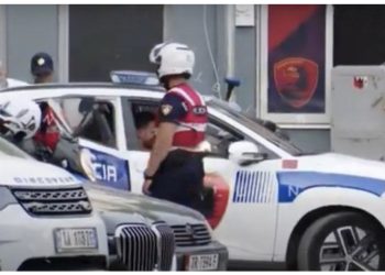 VIDEO/ U arrestua në lokalin pranë shtëpisë, momenti kur Safet Gjici mbërrin me pranga në duar në Drejtorinë e Policisë