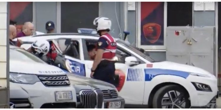 VIDEO/ U arrestua në lokalin pranë shtëpisë, momenti kur Safet Gjici mbërrin me pranga në duar në Drejtorinë e Policisë