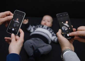 Fëmijët e epokës “Facebook”, pasojat e rënda të postimeve nga prindërit