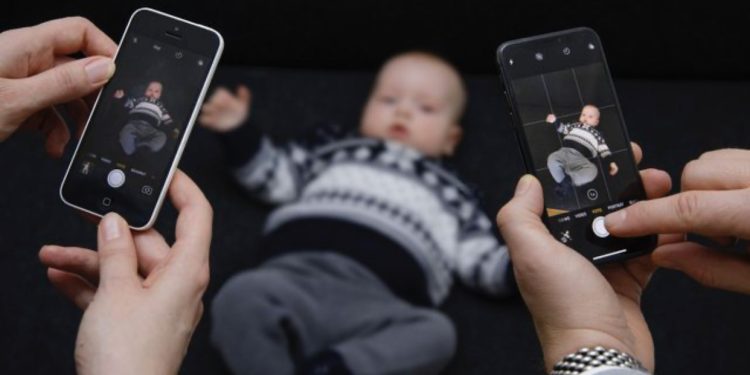 Fëmijët e epokës “Facebook”, pasojat e rënda të postimeve nga prindërit