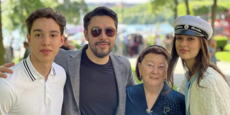 FOTO/ Vajza e Shkëlzen Berishës merr diplomën e maturës, nuk mungon urimi dhe nga gjyshi i saj Sali Berisha